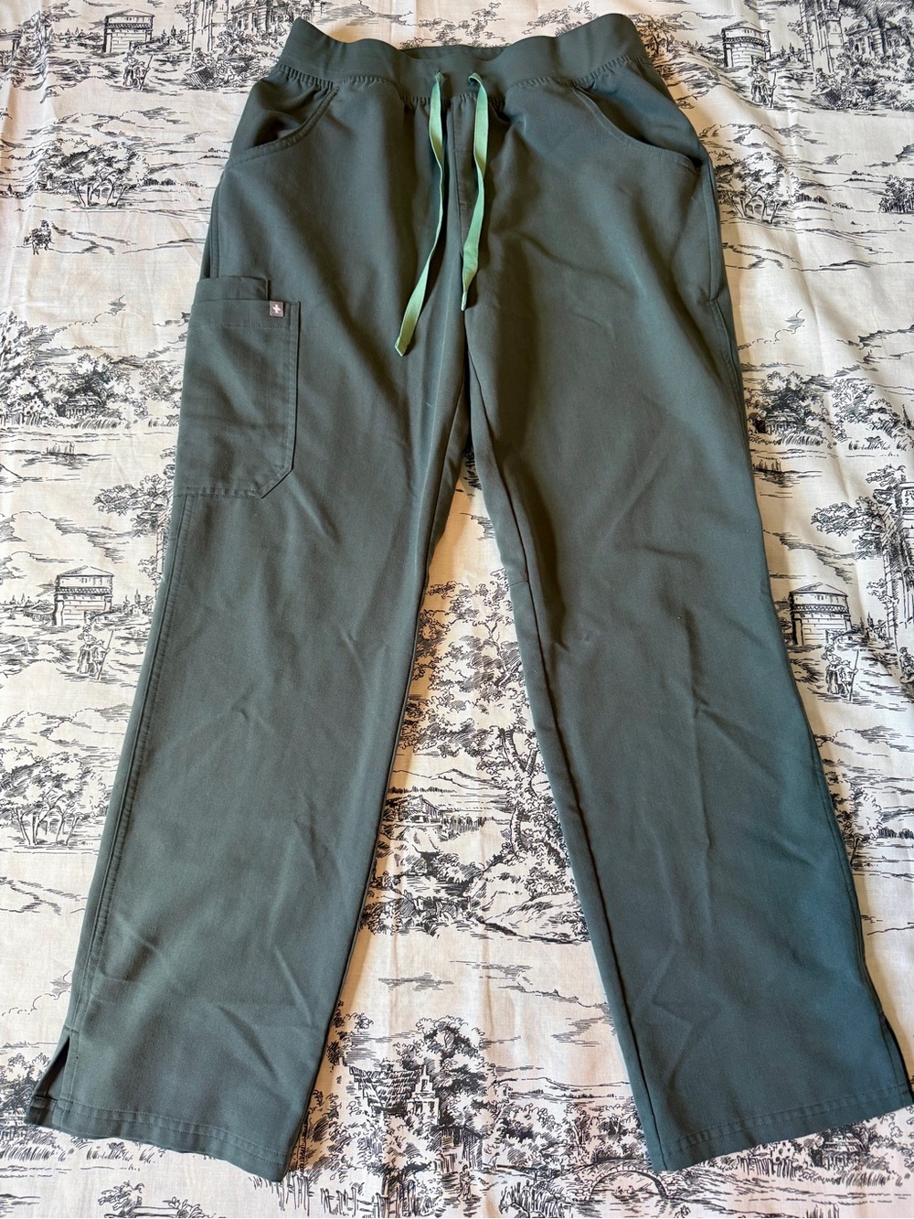 Figs Women’s Cargo Scrub Pants Muted Green